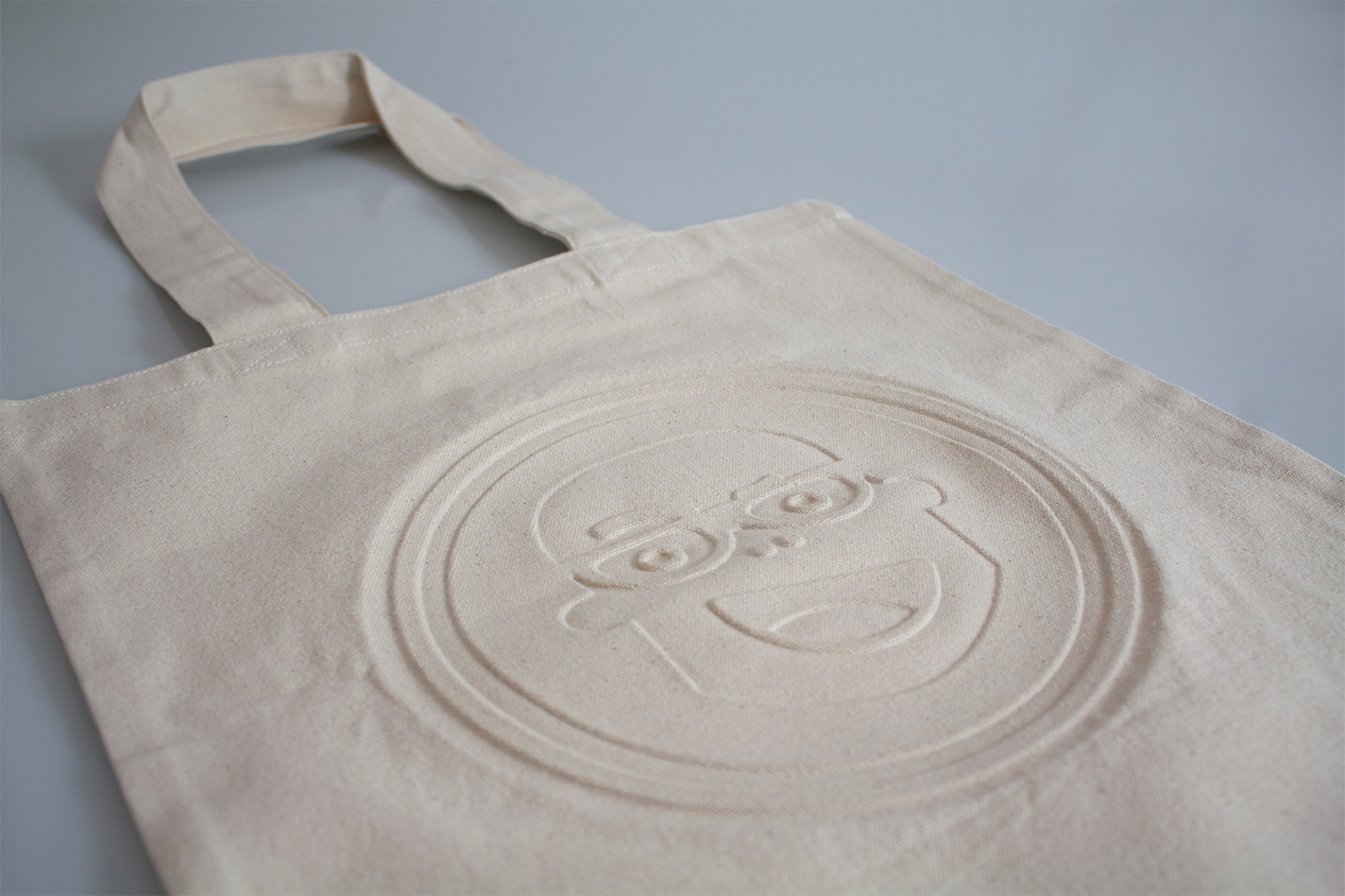 https://lacoray.ch/wp-content/uploads/2024/05/3.-baumwolltasche-mit-praegung.png